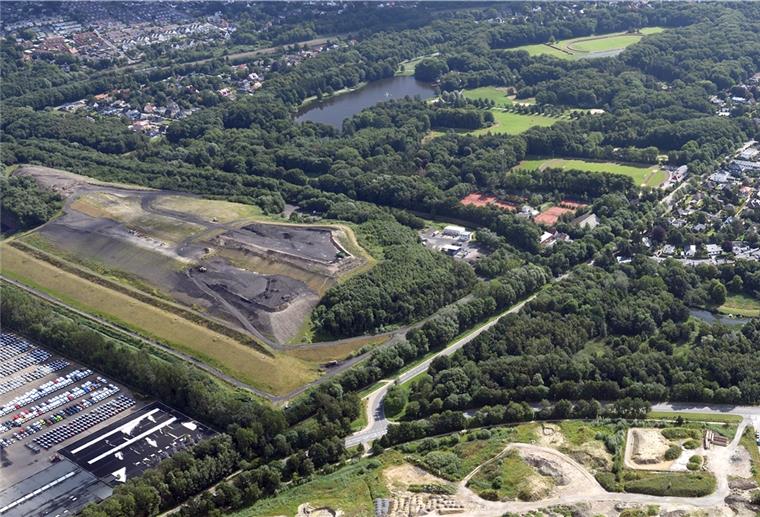 Der Streit mit der Bürgerinitiative BIKEG über die Mülldeponie in Speckenbüttel (links) schwelt seit Jahren.