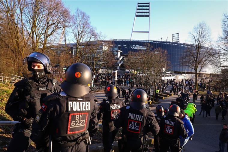 Der Streit um die Übernahme zusätzlicher Polizeikosten bei Hochrisikospielen geht weiter.