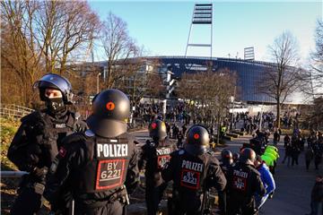Der Streit um die Übernahme zusätzlicher Polizeikosten bei Hochrisikospielen geht weiter.