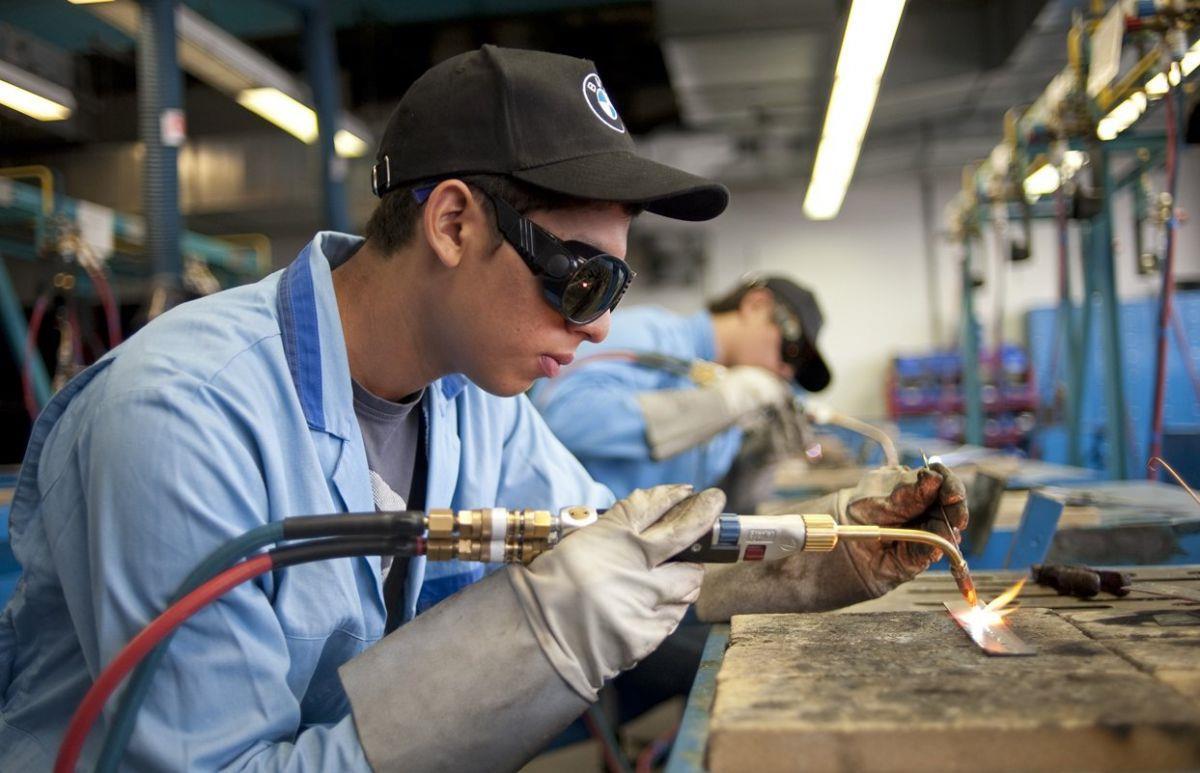 Der Studie zufolge ist es den befragten Azubis bei ihrer Jobwahl besonders wichtig, dass der Ausbildungsberuf interessant ist, dass er gute Berufsperspektiven bietet und dass er sich in der Nähe des Heimatortes befindet. 