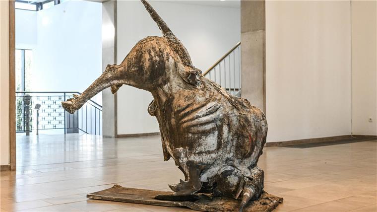 Der „Stürzende Stier“ (1992) reckt die Hinterbeine in die Luft, sein Bronze-Körper ist mit weißer Farbe bemalt.