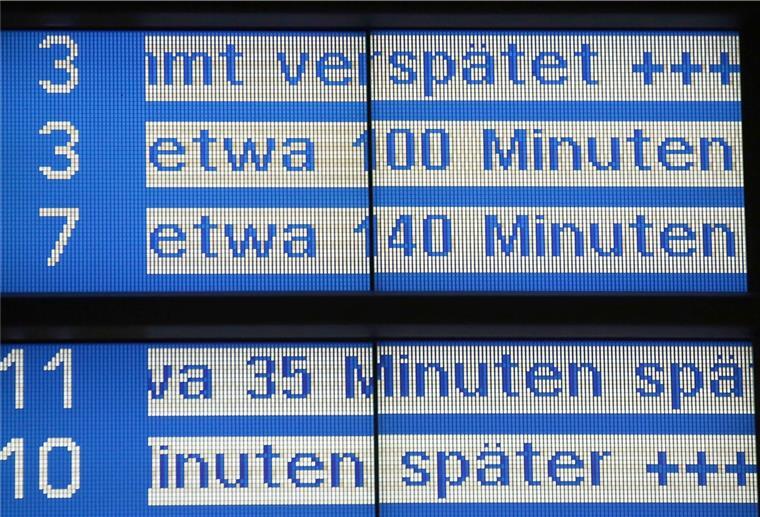 Der Sturm legte den Nahverkehr in Niedersachsen und Bremen lahm.