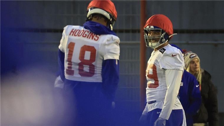 Der Stuttgarter Jakob Johnson (rechts) trainiert mit den New York Giants in München.