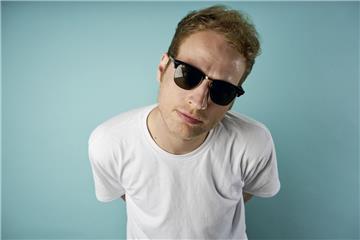 Der Stuttgarter Rapper Weekend ist Headliner des Tossenser Festivals. 2015 erreichte sein Album Platz 1 der deutschen Charts.