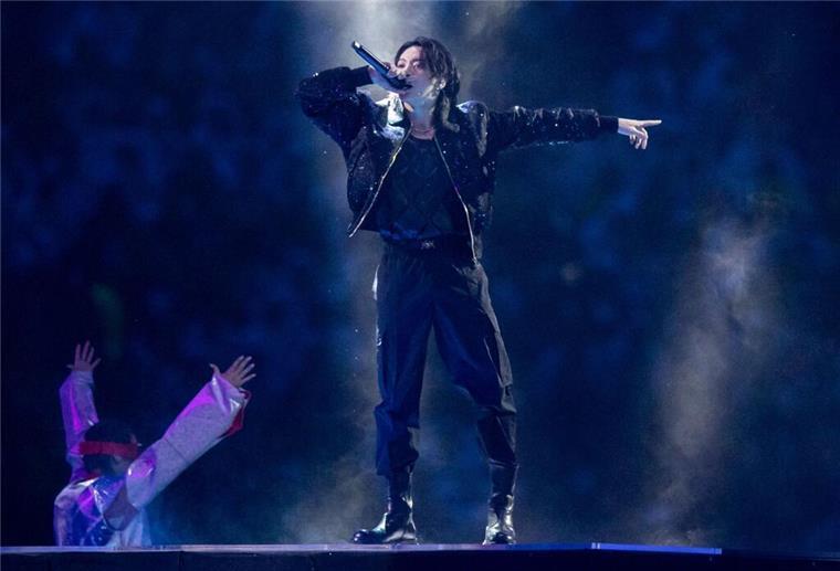Der südkoreanische Superstar Jungkook  während der Eröffnungsfeier zur Fußball-WM im Al-Bait Stadion in Katar im vergangenen November.