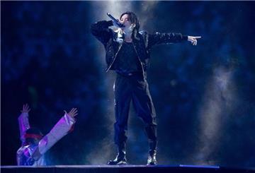 Der südkoreanische Superstar Jungkook  während der Eröffnungsfeier zur Fußball-WM im Al-Bait Stadion in Katar im vergangenen November.