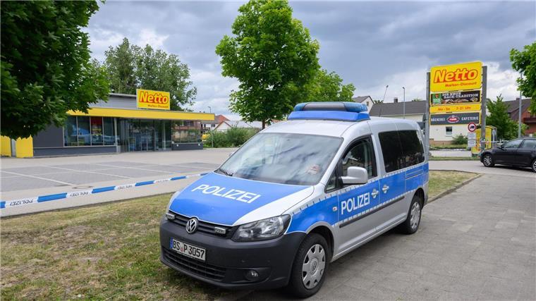 Mann fährt auf Beamtinnen zu – Polizei schießt Der Supermarkt blieb geschlossen.
