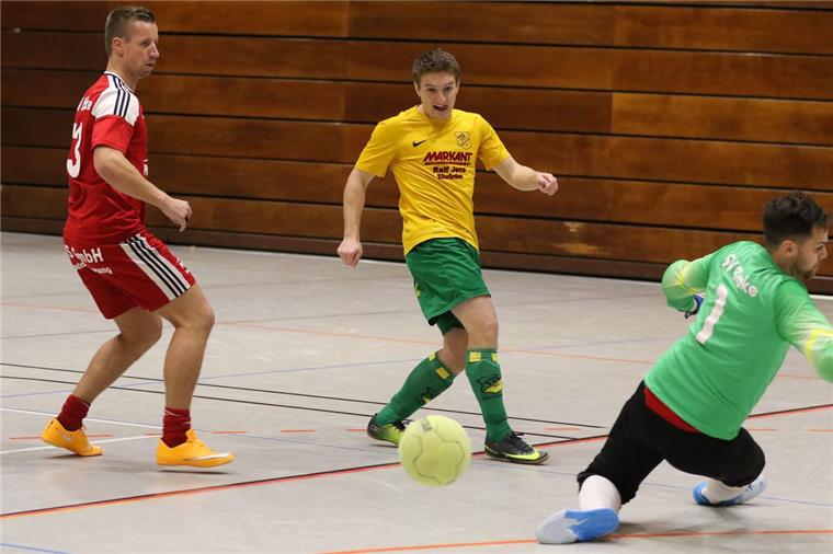 Wesermarsch-Kicker vergnügen sich lieber beim Hallenfußball als beim Futsal Der SV Brake mit Sascha Schwarze (links) und Torwart Patrick Lahrmann ist ebenso wie der TSV Abbehausen im Januar wieder dabei.