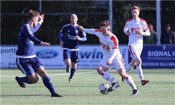 Der SV Brake (weiße Trikots/am Ball Jan Speer) rettete am Sonntag durch ein Tor in der Nachspielzeit einen Punkt gegen den BV Essen.