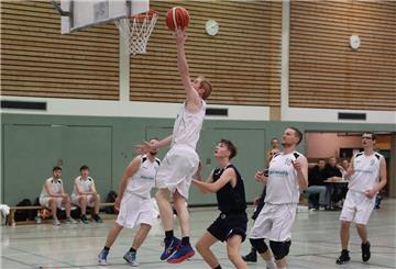 Der SV Nordenham (weiße Trikots) landete gegen den Bürgerfelder TB IV einen lockeren 61:40-Sieg in der Kreisliga.