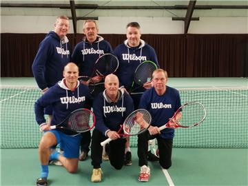 Der SV Nordenham wurde Meister der Herren-50-Verbandsklasse. Stehend von links: Andre Frenkel, Wolfgang Michalek und Stefan Wüpper. Kniend von links: Rainer Wohltmann, Andreas Waller und Günter Diekmann.