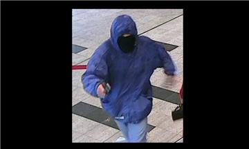 Der Täter bedrohte eine Kundin und einen Mitarbeiter der Sparkassenfiliale in Bremen mit einer Waffe.