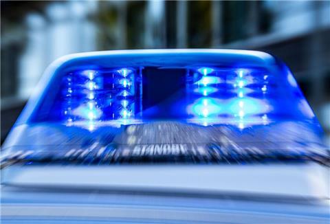 Ein Blaulicht leuchtet auf dem Dach eines Polizeiwagens.
