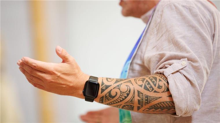 Der tätowierte Seelsorger Frank Kribber beim Tattoo-Gottesdienst in der Johanniskirche.