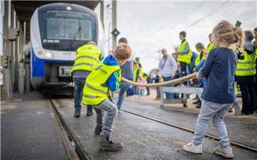 Zwei kinder und zwei Erwachsene haben eine ganze S-Bahn im Schlepptau. Beim Tag der offenen Tür der Nordwestbahn in Bremerhaven-Wulsdorf ist nichts unmöglich.