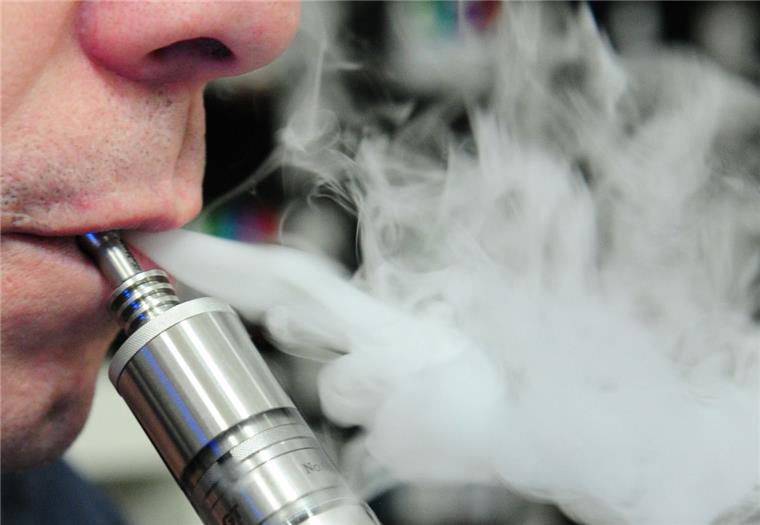 Gepanschte E-Liquids in Bremerhaven: Ermittlungen laufen Der Tank einer E-Zigarette wird mit einem "Liquid", einem Flüssiggemisch, befüllt.