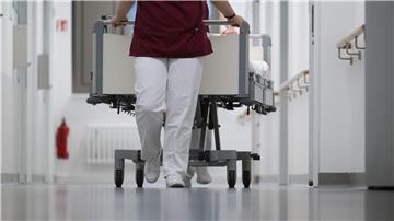 Der Tarifstreit im öffentlichen Dienst geht in die heiße Phase. Das dürften nun auch Kranke und Pflegebedürftige zu spüren bekommen. (Symbolbild)