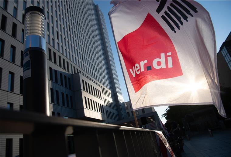 Gewerkschaften: Verstärkte Warnstreiks im öffentlichen Dienst Eine Flagge einer Gewerkschaft
