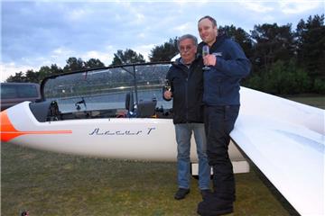 Der Tarmstedter Björn-Christian Michaelis (rechts) und Rolf Struckmeyer aus Wilstedt (links) stießen in Westertimke auf ihren Rekordflug an.