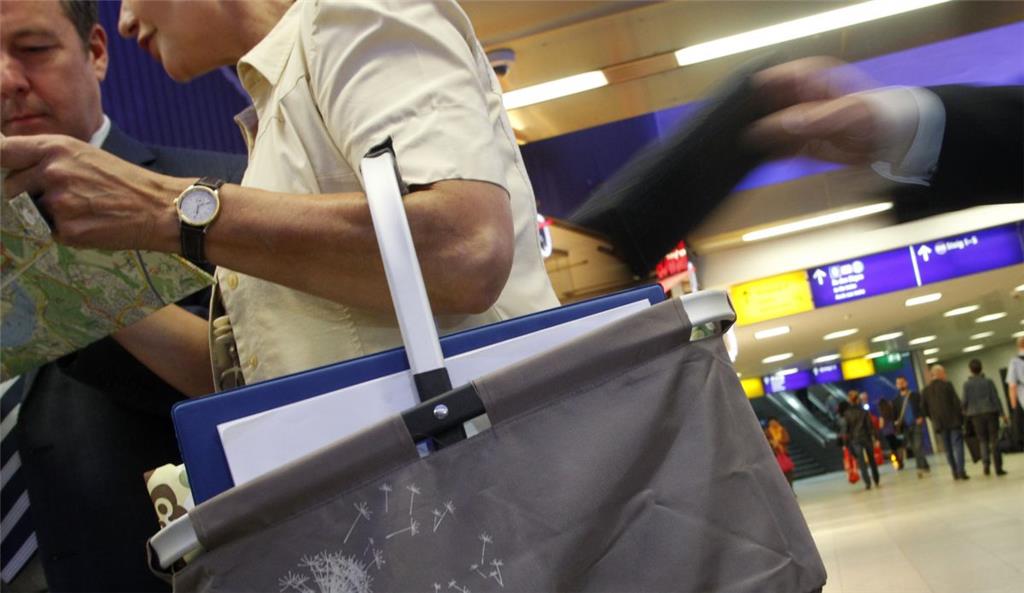 DER TASCHENDIEBSTAHL Ein globales Phänomen. Oft treten Diebe in Gruppen auf und sind gut organisiert. Manchmal bauen Diebe erst ein kleines Gespräch auf, zeigen sich hilfsbereit - und lenken damit die Aufmerksamkeit von einem Dritten ab, der zugreift. Sehr klassisch ist nach Angaben der Polizeilichen Kriminalprävention der Länder und des Bundes auch der Rempel-Trick: Der Vordermann tut so, als würde er stolpern, bückt sich und bleibt stehen. Während das Opfer aufläuft und abgelenkt ist, greift ein Komplize in die Tasche. Tipp: Die Geldbörse nie in der hinteren Hosentasche tragen. Scheint die Situation irgendwie komisch, doppelte Vorsicht walten lassen.