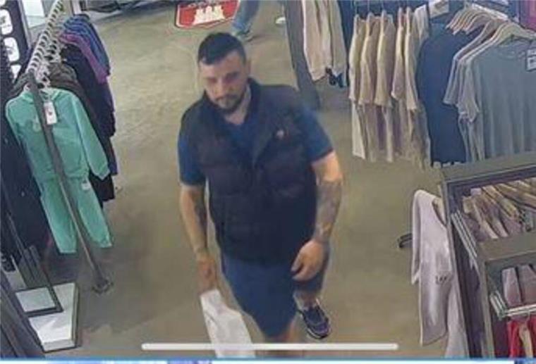 EC-Karten-Dieb in Bremerhaven auf Shopping-Tour: Wer kennt diesen Mann? Der Tatverdächtige, aufgenommen in Bremerhaven von einer Überwachungskamera am 11. Mai 2024. Wer ihn erkennt, sollte sich bei der Polizei melden.