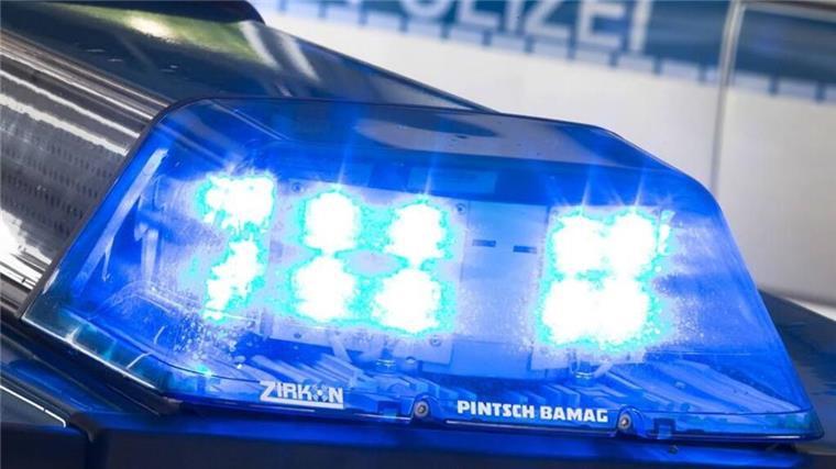 Mann versucht Zigarettenautomaten aufzubrechen und wird festgenommen Blaulicht auf einem Polizeifahrzeug. In Bremerhaven ist ein Mann festgenommen worden, der wohl versucht hatte, einen Zigarettenautomaten aufzubrechen.