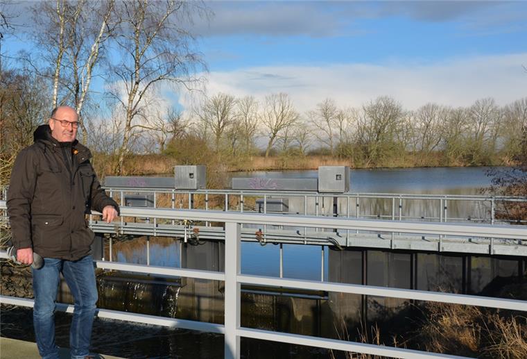 Alte Weser: Zurück zur Natur Der Teamleiter Kompensationsmaßnahmen von Bremenports, Thomas Wieland, ist zufrieden mit den Arbeiten an der Alten Weser.