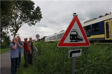 Der technisch nicht sicherte Bahnübergang „Hinter der Bahn“ in Mulsum: Nicht die Fahrgeräusche, sondern ohrenbetäubende Pfeifsignale an ungesicherten Bahnübergängen sind es, die Anlieger wie Reinhard Bobrowski (von links), Karl Henken, Norbert Arndt und den früheren Mulsumer Bürgermeister Otto Bremer ärgern. Noch lauter als Personenzüge machen Güterzüge durch Pfeifsignale auf sich aufmerksam.  