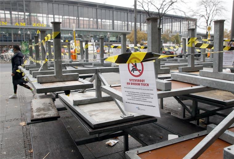 Berlin: Hochgestelle Tische und Stühle stehen im Außenbereich eines Restaurants am Bahnhof Zoo im Bezirk Charlottenburg. 