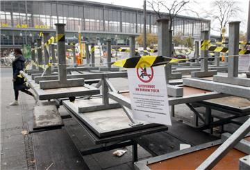 Berlin: Hochgestelle Tische und Stühle stehen im Außenbereich eines Restaurants am Bahnhof Zoo im Bezirk Charlottenburg. 