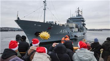 Der Tender „Werra“ der Bundesmarine läuft in den Heimathafen Kiel ein.
