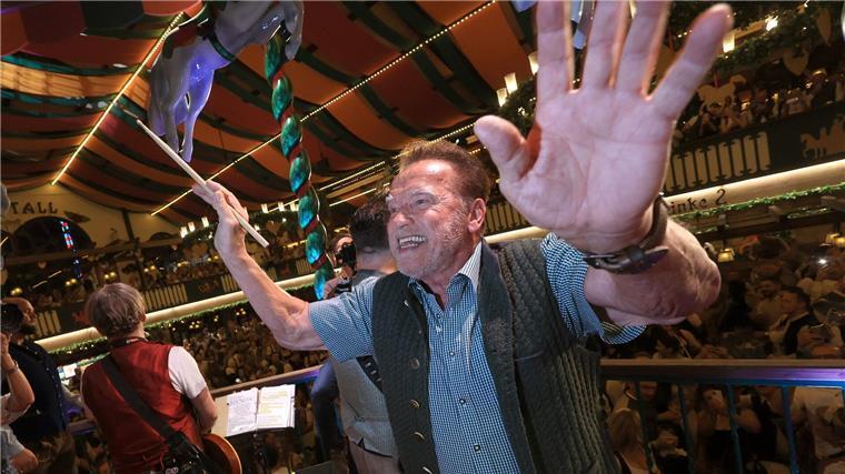 Der „Terminator“ dirigiert die Bank im Marstall-Festzelt.