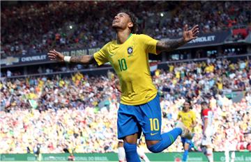 DER TEUERSTE SPIELER: 222 Millionen Euro: So viel zahlte der französische Club Paris Saint-Germain im August 2017 für den Brasilianer Neymar. Noch nie wurde für einen Spieler so viel Geld hingelegt wie für den 26 Jahre alten Stürmer. Neymars Marktwert wird derzeit auf 180 Millionen Euro geschätzt - genauso hoch also wie der von Argentiniens Superstar Lionel Messi. Foto: Nick Potts/Press Association/dpa