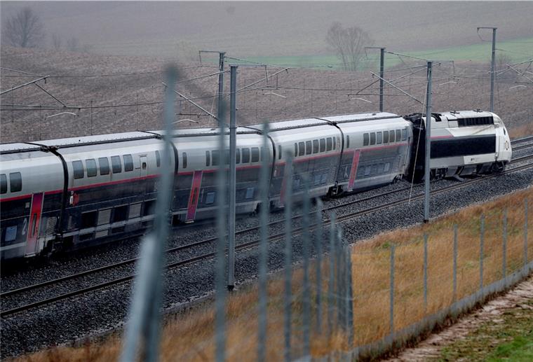 Der TGV-Hochgeschwindigkeitszug steht nördlich von Straßburg teilweise entgleist auf der Bahnstrecke nach Paris.