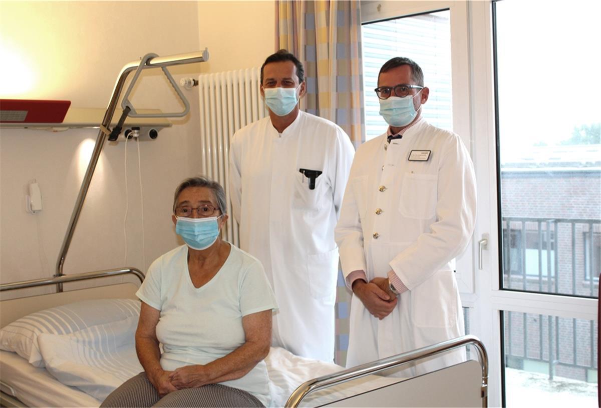 Bremerhaven: Lungenoperation ohne Vollnarkose an der Ameos-Klinik Thoraxchirurg Peter Beer (links) und Anästhesist Dr. Oliver Herden-Kirchhoff mit Patientin Irene Biecker.