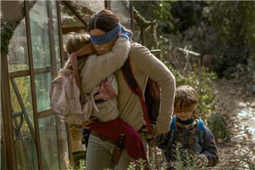 Der Thriller "Bird Box" auf Netflix macht's vor. Immer mehr Menschen filmen sich mit eine Augenbinde.