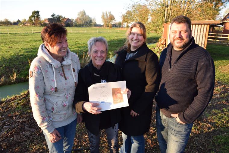 Der Tierschutzverein Wesermarsch plant ein neues Katzenhaus samt Quarantänestation (von links): Petra Optatzi (Pressesprecherin) und Martha Heppel (Vorsitzende) mit Nicole und Marc Schneider, auf deren Grundstück, die Einrichtung entstehen soll.  