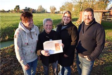 Der Tierschutzverein Wesermarsch plant ein neues Katzenhaus samt Quarantänestation (von links): Petra Optatzi (Pressesprecherin) und Martha Heppel (Vorsitzende) mit Nicole und Marc Schneider, auf deren Grundstück, die Einrichtung entstehen soll.  