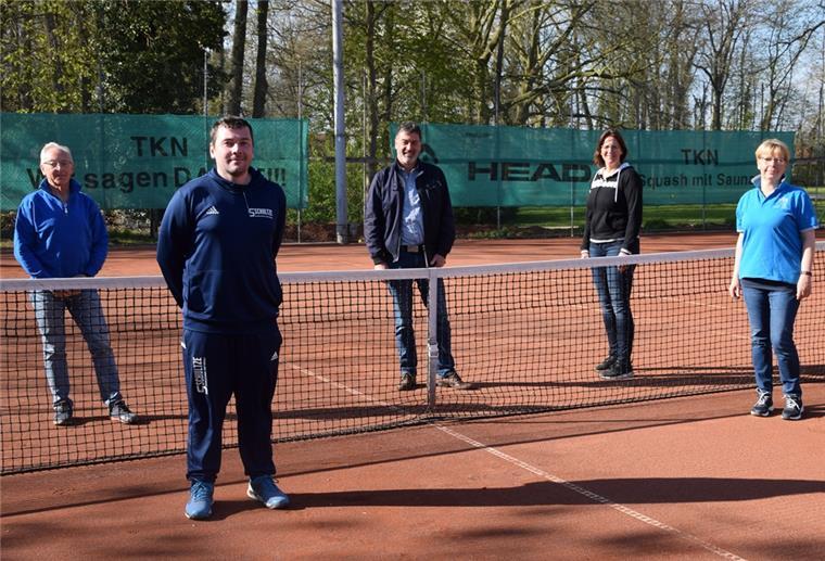 Geschenkter Tennisschläger für Kinder als Anreiz Der TK Nordenham mit (von links) mit Geschäftsstellenleiter Rolf Hübler, Trainer Robert Helek, dem 1. Vorsitzenden Michael Eppler, Jüngstenwartin Sandra Erden und Sportwartin Susanne Wieting hofft auf einen Mitgliederzuwachs.