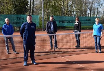 Der TK Nordenham mit (von links) mit Geschäftsstellenleiter Rolf Hübler, Trainer Robert Helek, dem 1. Vorsitzenden Michael Eppler, Jüngstenwartin Sandra Erden und Sportwartin Susanne Wieting hofft auf einen Mitgliederzuwachs.
