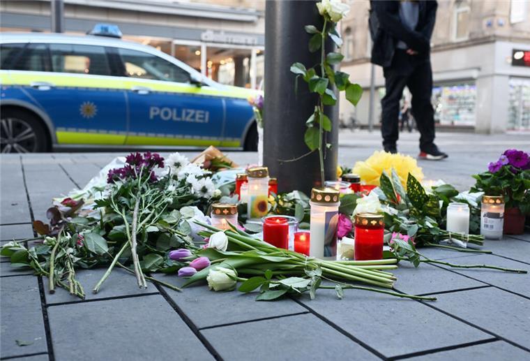 Polizei enthüllt: So krank waren die Pläne des Amokfahrers von Mannheim Mannheim: Kerzen und Blumen liegen in der Nähe des Paradeplatzes an einer Strassenbahn-Haltestelle. Am Vortag war ein Auto in eine Menschenmenge gefahren. Zwei Menschen starben, weitere wurden verletzt.