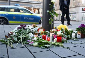 Mannheim: Kerzen und Blumen liegen in der Nähe des Paradeplatzes an einer Strassenbahn-Haltestelle. Am Vortag war ein Auto in eine Menschenmenge gefahren. Zwei Menschen starben, weitere wurden verletzt. 