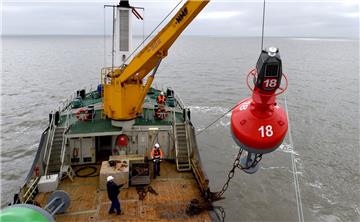 Der Tonnenleger "Triton" setzt  auf der Nordsee vor Büsum  eine Sommertonne aus. Seit Ende März wird die Kennzeichnung der Fahrwasser im Wattenmeer auf Sommerbetrieb umgestellt. Die kleinen, schlanken Eistonnen werden ausgetauscht gegen große Sommer-Seezeichen. 