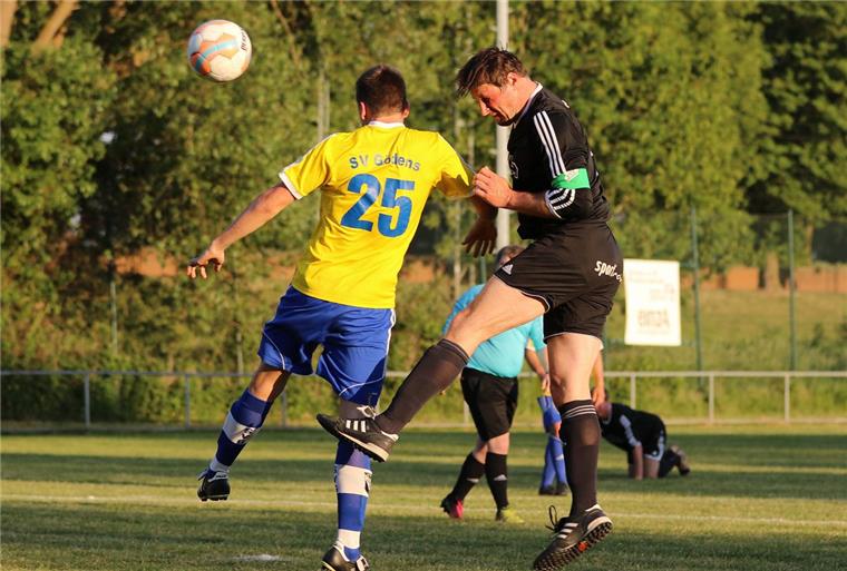 Nordenhamer Torwart erzielt Tor als Mittelstürmer Der Torwart des ESV Nordenham, Mike Strahlmann (rechts), zeigte auch als Mittelstürmer seine Klasse. Dieser Kopfball führte zum 3:0.