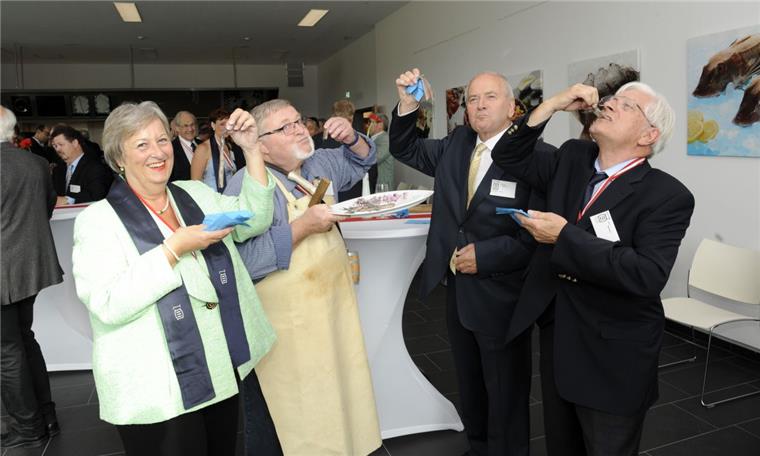 Der traditionelle Anbiss des Matjesordens im Seefisch-Kochstudio. gilt als Auftakt der Matjes-Saison in Bremerhaven. Im Bild (von links) Barbara Riechers-Kuhlmann, Gerd Blancke, Heinrich Rönner (Träger des Matjesordens 2016) und Präsident Rolf Mrotzek.