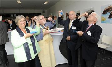 Der traditionelle Anbiss des Matjesordens im Seefisch-Kochstudio. gilt als Auftakt der Matjes-Saison in Bremerhaven. Im Bild (von links) Barbara Riechers-Kuhlmann, Gerd Blancke, Heinrich Rönner (Träger des Matjesordens 2016) und Präsident Rolf Mrotzek.