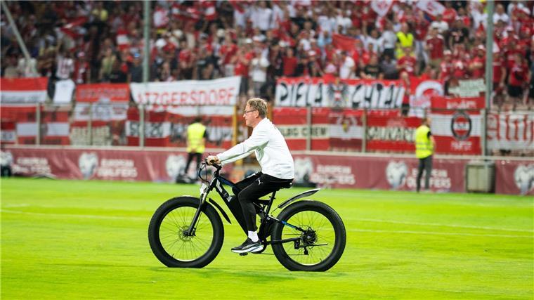 Auf dicken Reifen über den Rasen Der Trainer der österreichischen Fußball-Nationalmannschaft düste ausnahmsweise mit einem E-Bike übers Feld.