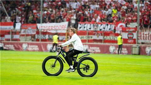 Der Trainer der österreichischen Fußball-Nationalmannschaft düste ausnahmsweise mit einem E-Bike übers Feld.