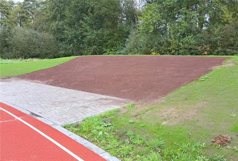 Der Trainingshügel für Kugelstößer ist in Deutschland einmalig. Die Idee kommt aus Dänemark. Die Sportler werfen die Kugel den Hang hoch, die dann allein zurückgerollt kommt. 