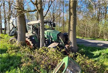 Der Traktor kam aus bislang unklarer Ursache von der Straße ab.